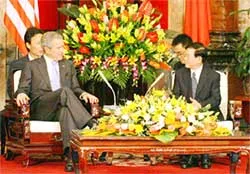 Tổng thống Hoa Kỳ George W.Bush và phu nhân thăm chính thức Việt Nam ảnh 2