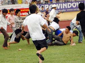A scene during the Sunday battle caused by hooligans at Vinh Stadium (Photo: SGGP)