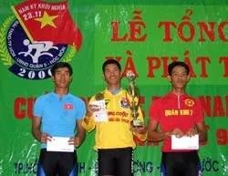 Mai Công Hiếu đoạt áo vàng Đặng Trung Hiếu đoạt áo xanh ảnh 1