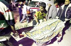 Nổ bom hàng loạt làm 143 người chết