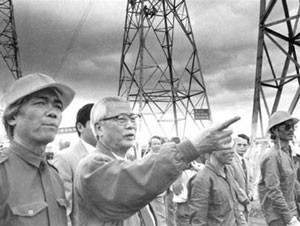 Prime Minister Vo Van Kiet (C) during a working trip to oversee the national power grid (Tuoi Tre’s filed photo)