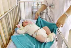 Một sản phụ 32 tuổi sinh em bé nặng 6,5kg