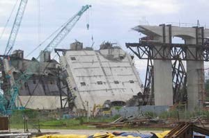Can Tho Bridge collapses on September 26, 2007 (Filed photo)
