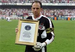 Thủ môn Ceni vào kỷ lục Guinness ảnh 1