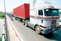 Cầu yếu, cầu cũ tại TPHCM : Gồng mình... tải nặng ảnh 2