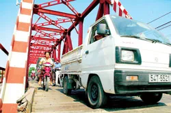 Cầu yếu, cầu cũ tại TPHCM : Gồng mình... tải nặng