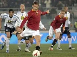 AS Roma – Atalanta 2-1: Cái đầu lạnh của Totti ảnh 1
