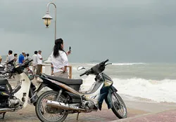 Dân Khánh Hòa rủ nhau đi xem... bão (!)