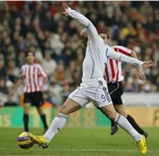 Ronaldo (áo trắng) chặn bóng trước lúc sút quân bình 1-1 cho Real Madrid trong trận tiếp Bilbao.