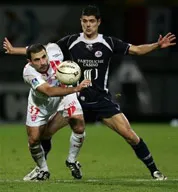 Curbero (trái, Nancy) nỗ lực vượt qua Tavlaridis (Lille), nhưng đội bóng của anh vẫn thất bại.