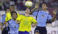 Đi bóng “dính” đầu ảnh 1