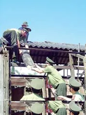 Thủ tướng Nguyễn Tấn Dũng thăm nhân dân vùng bão ảnh 2