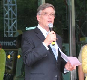 Australian Ambassador Bill Tweddell welcomes the launch of Commonwealth Bank’s Viet Nam branch (Photo: Tuong Thuy)