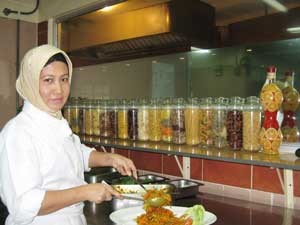 Islamic chef Sayda cooks at Café Saigon (Photo: Tuyet Anh)