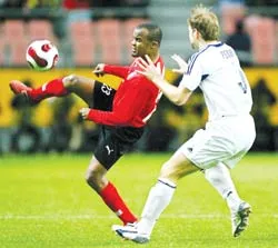 Đêm của màu “đỏ – trắng” ? ảnh 1