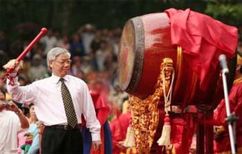 National Assembly Chairman Nguyen Phu Trong beats the drum to officially mark the start of the festival.