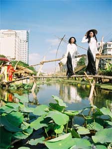 The ao dai makes a point or two… ảnh 1