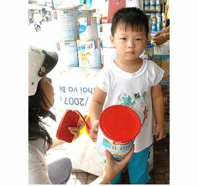 Vietnamese parents are considering milks for their children (Photo;SGGP)