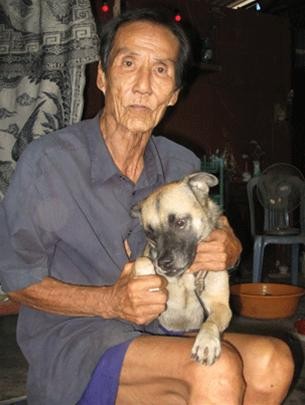 Goalkeeper Pham Van Rang now lives a lonely life in a small house with his pet (Photo:TTO)