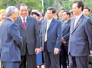 (From L) National Chairman Nguyen Phu Trong meets Party General Secretary Nong Duc Manh, President Nguyen Minh Triet and Prime Minister Nguyen Tan Dung before the opening ceremony (Photo: SGGP)