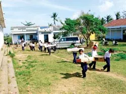 Giúp trẻ đến trường sau bão