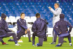 Gánh nặng cuối năm ảnh 1