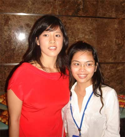 Pham Quynh Anh is so much surprised to have a fan working as a press reporter (Photo: Truong Son)