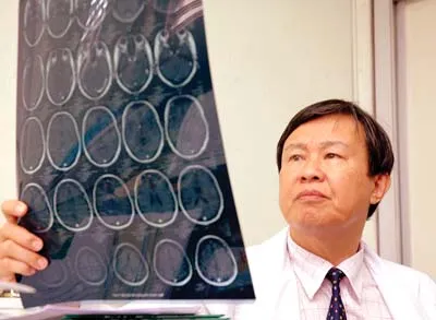 PGS-TS Võ Văn Nho đang xem phim CT. Ảnh: VIỆT DŨNG