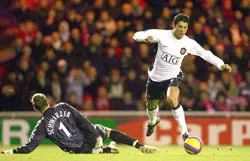 Van der Sar: “Ronaldo càng đá càng hay” ảnh 1