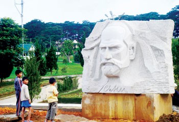 The statue of Dr. Alexandre Yersin has just been placed at the Yersin Park on the bank of Xuan Huong Lake in Da Lat City.
