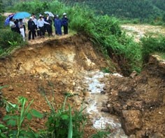 Floodwater damages roads in Quang Ngai Province (Photo: Lao Dong)