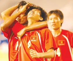 Việt Nam - Kazakhstan 2-1: May mà có Công Vinh ! ảnh 1