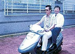 Bệnh nhân Việt Nam đầu tiên được sáng mắt sau khi chữa trị tại SNEC