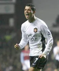 Edwin Van Der Sar: “Cristiano Ronaldo sẽ ghi 20 bàn mùa này” ảnh 1