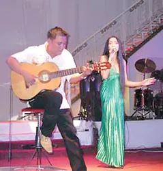 Hát nhạc Trịnh với guitar thùng Hoàng Minh ảnh 2