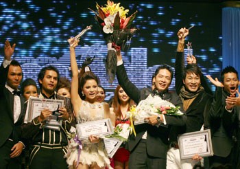 Models Vu Thu Phuong and Binh Minh (C) win the "Best model" awards
