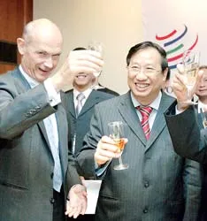 Con thuyền dân tộc trước biển lớn