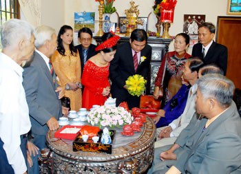 The marriage ceremony is held in front of the ancestor altars at home of both families. (Photo Vu Khanh)