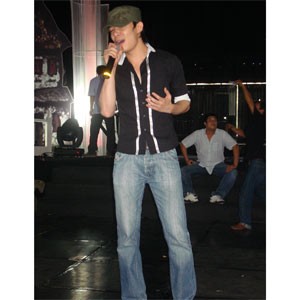 Lee rehearses for the SGGP charity concert 'Xuan Yeu Thuong' (Photo: Truong Son)