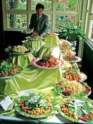 Đói ăn rau, đau cũng ăn rau