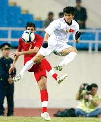 Vietnamese striker Le Cong Vinh (in white) and Lebanese Ali Al Saadi in their Asian Cup qualifying match in Hanoi on January 14. Vietnam won 3-1. (Photo: SGGP)