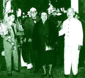 President Ho Chi Minh (R)receives lawyer Frank Loseby and his family in Ha Noi for Tet 1960. The lawyer was accompanied by his wife and daughter. Uncle Ho was happy to see an old friend after 27 years. With help from Loseby’s family, Uncle Ho was released from Hong Kong prison in 1933.