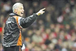 HLV Alan Pardew: Charlton cần những bàn thắng của Darren Bent ảnh 1