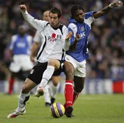 Tiền đạo Kanu (phải) chơi rất thành công trong màu áo Portsmouth.