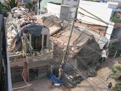 Chống nghiêng khách sạn, sập 5 căn nhà