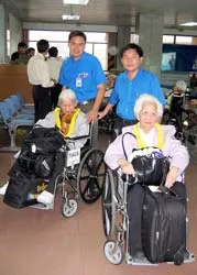 Tình nguyện viên đón kiều bào về quê ăn tết tận tình, chu đáo