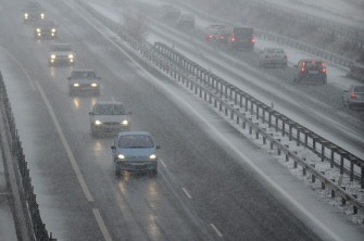Cars come to a slow under the snow in Almadrones, near Guadalajara, on the A2 highway on February 1, 2009. (AFP Photo)
