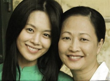Actress Lee Young Ah (left) and 'People artiste' Nhu Quynh.