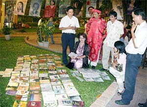 Visitors watch new poetry collections of young poets showed on Poetry Day (Photo: SGGP)
