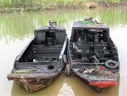 Dầu đen FO tràn ra một số tuyến sông ở huyện Nhà Bè